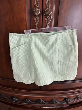 Lilly Pulitzer Green/White stripe seersucker skort size 12/scalloped bottom
